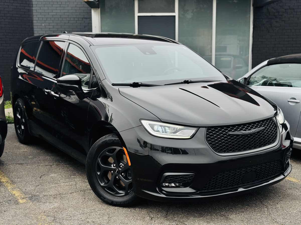 2022 Chrysler Pacifica Hybrid Touring L Hybrid's photo