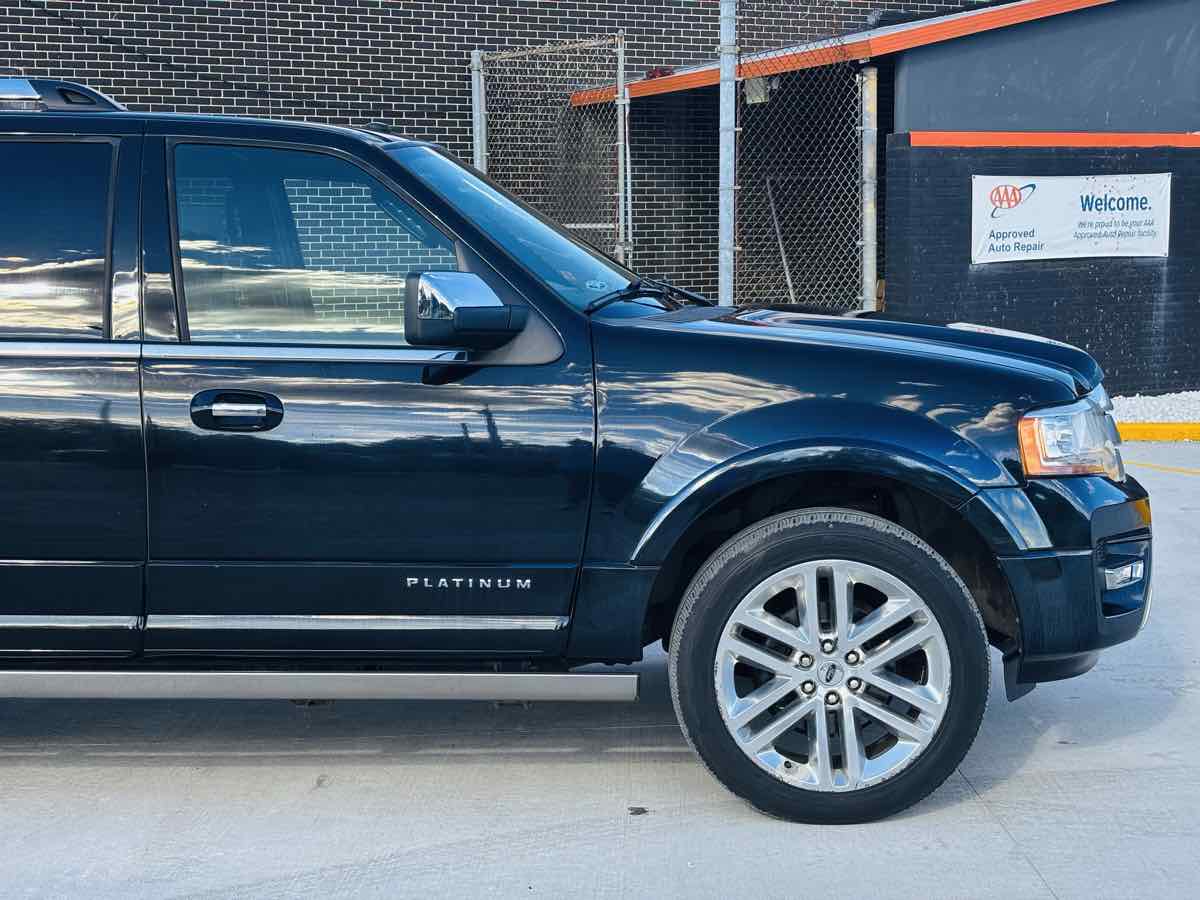 Photo 7 of this Ford Expedition EL