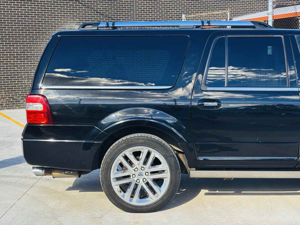 Photo 8 of this Ford Expedition EL