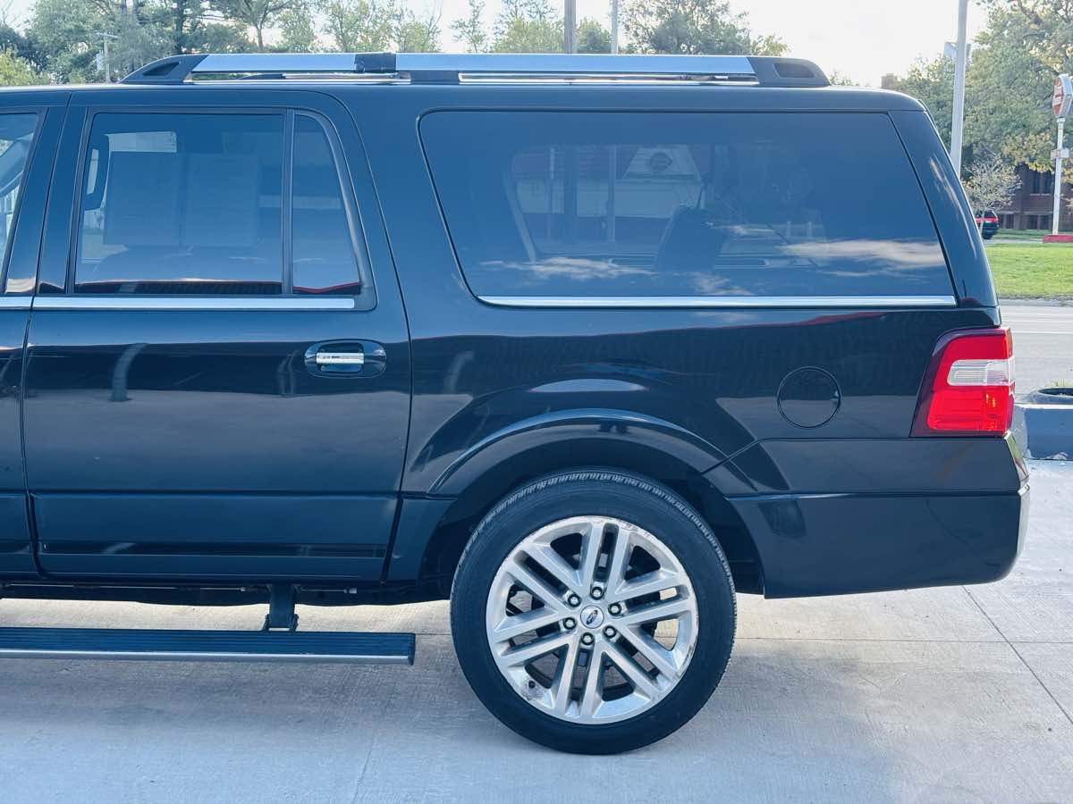 Photo 17 of this Ford Expedition EL