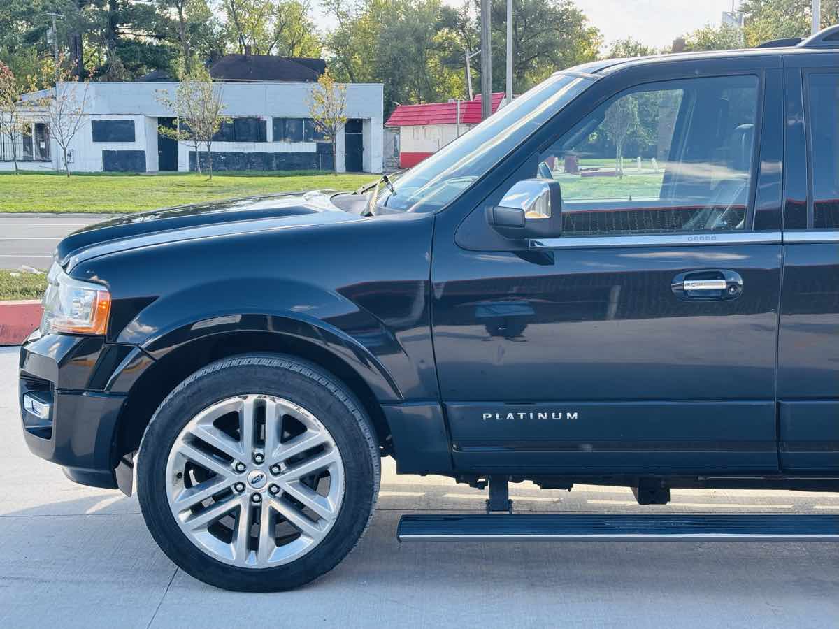 Photo 18 of this Ford Expedition EL