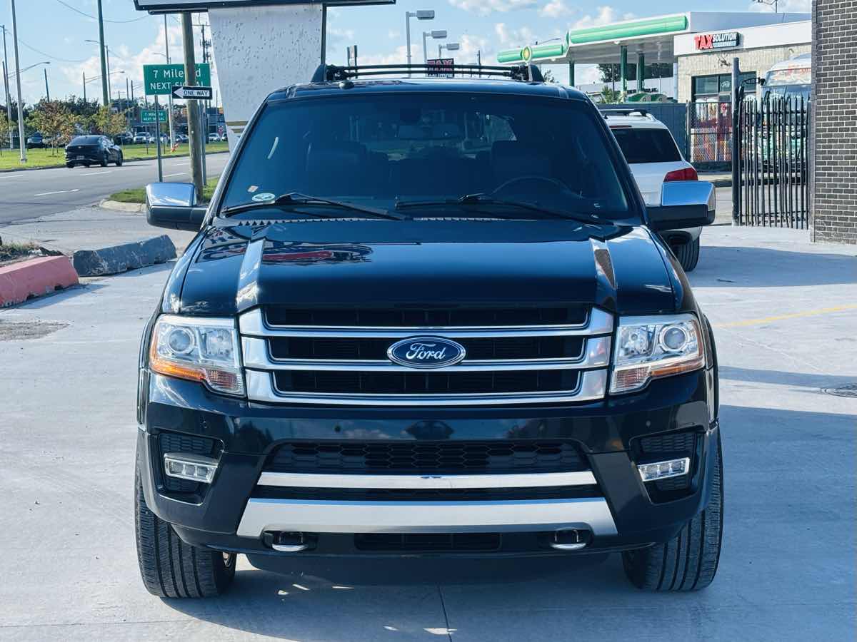 Photo 20 of this Ford Expedition EL