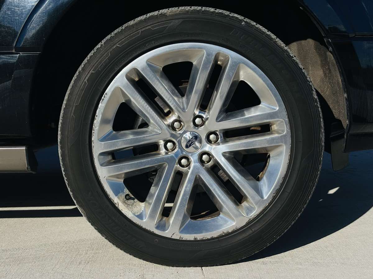 Photo 27 of this Ford Expedition EL