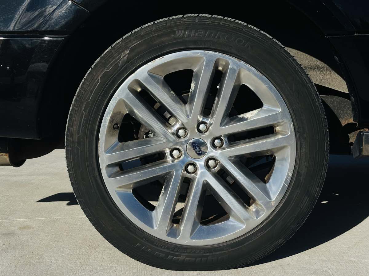 Photo 28 of this Ford Expedition EL