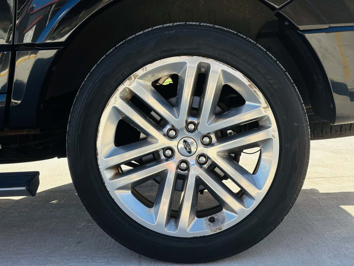 Photo 29 of this Ford Expedition EL