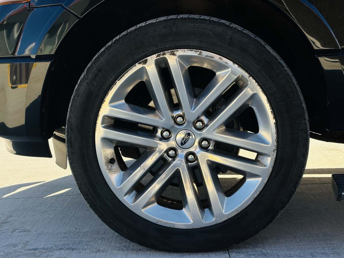 Photo 30 of this Ford Expedition EL
