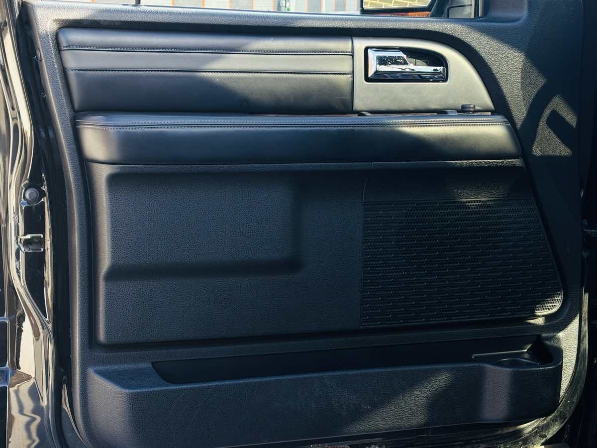 Photo 34 of this Ford Expedition EL