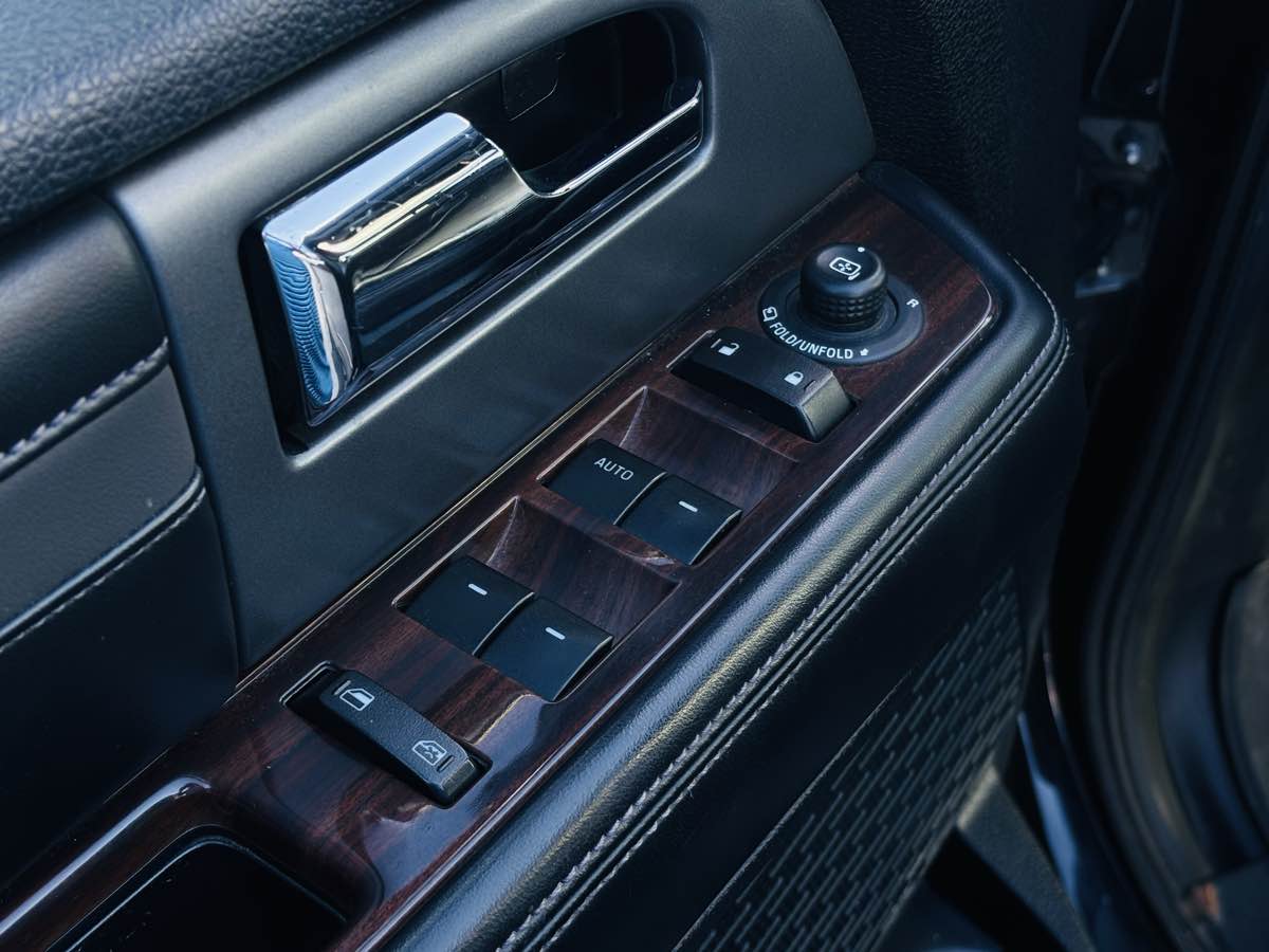 Photo 35 of this Ford Expedition EL