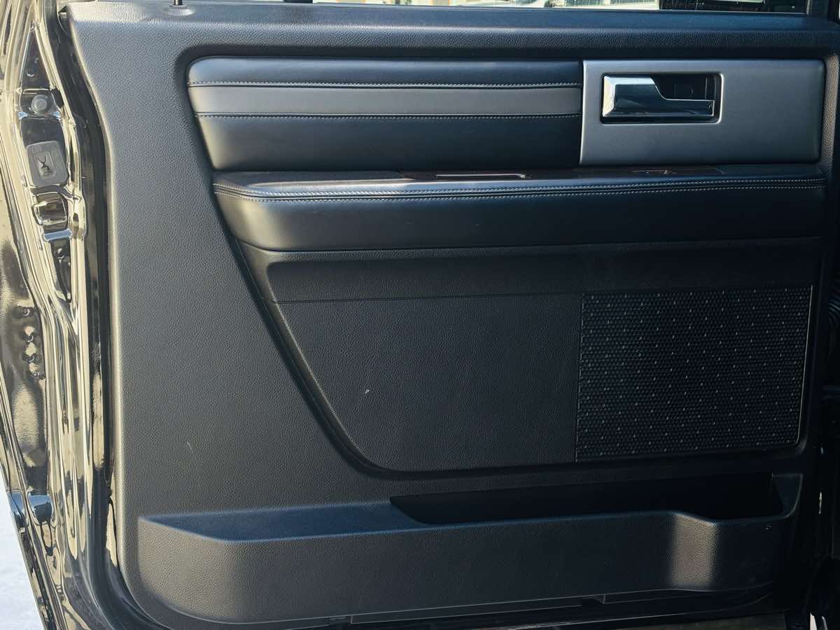 Photo 41 of this Ford Expedition EL