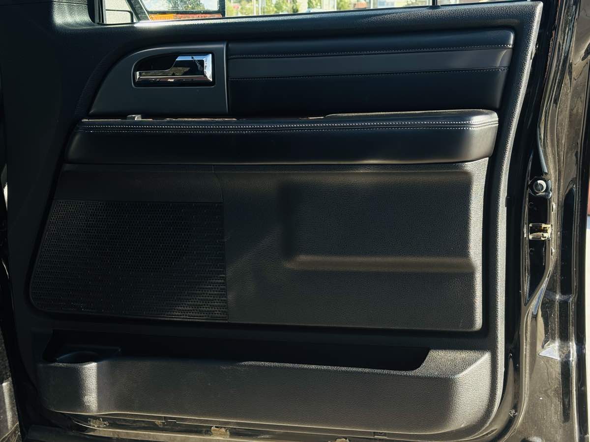 Photo 47 of this Ford Expedition EL