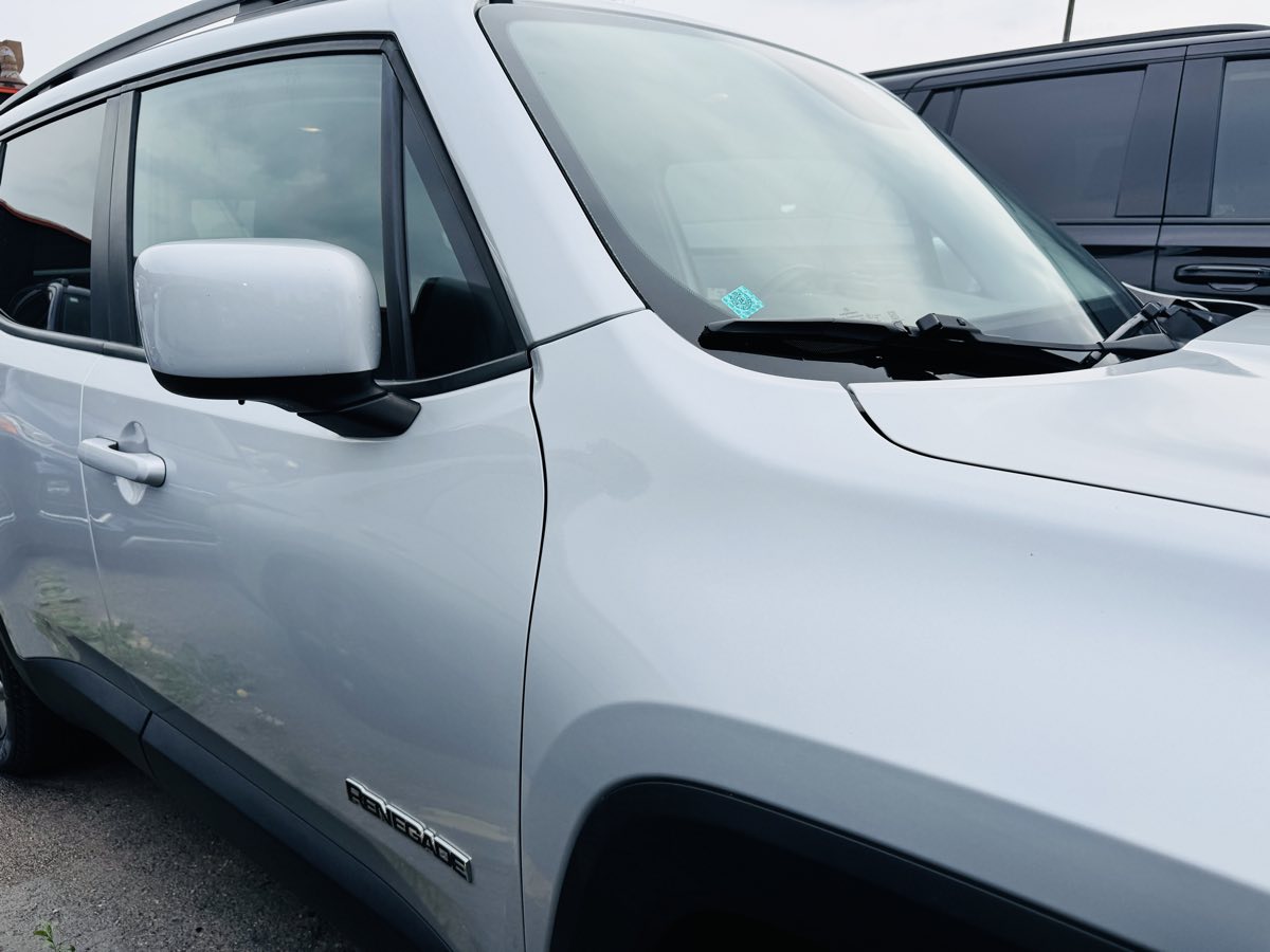 Photo 3 of this Jeep Renegade