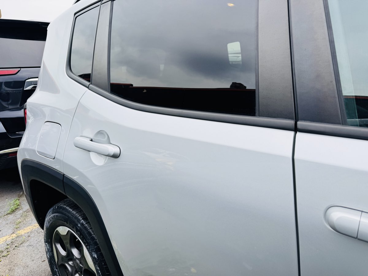 Photo 4 of this Jeep Renegade
