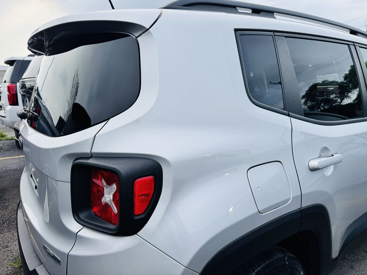 Photo 5 of this Jeep Renegade