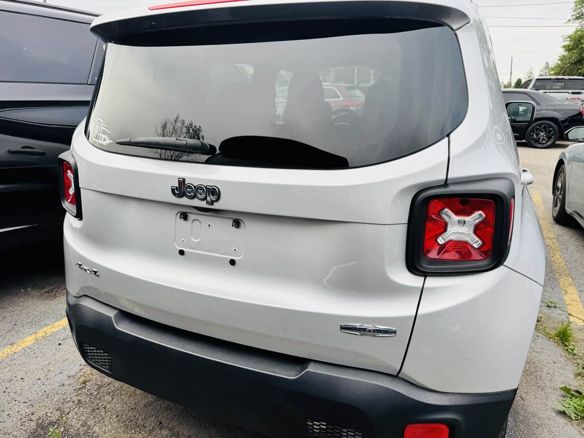 Photo 6 of this Jeep Renegade