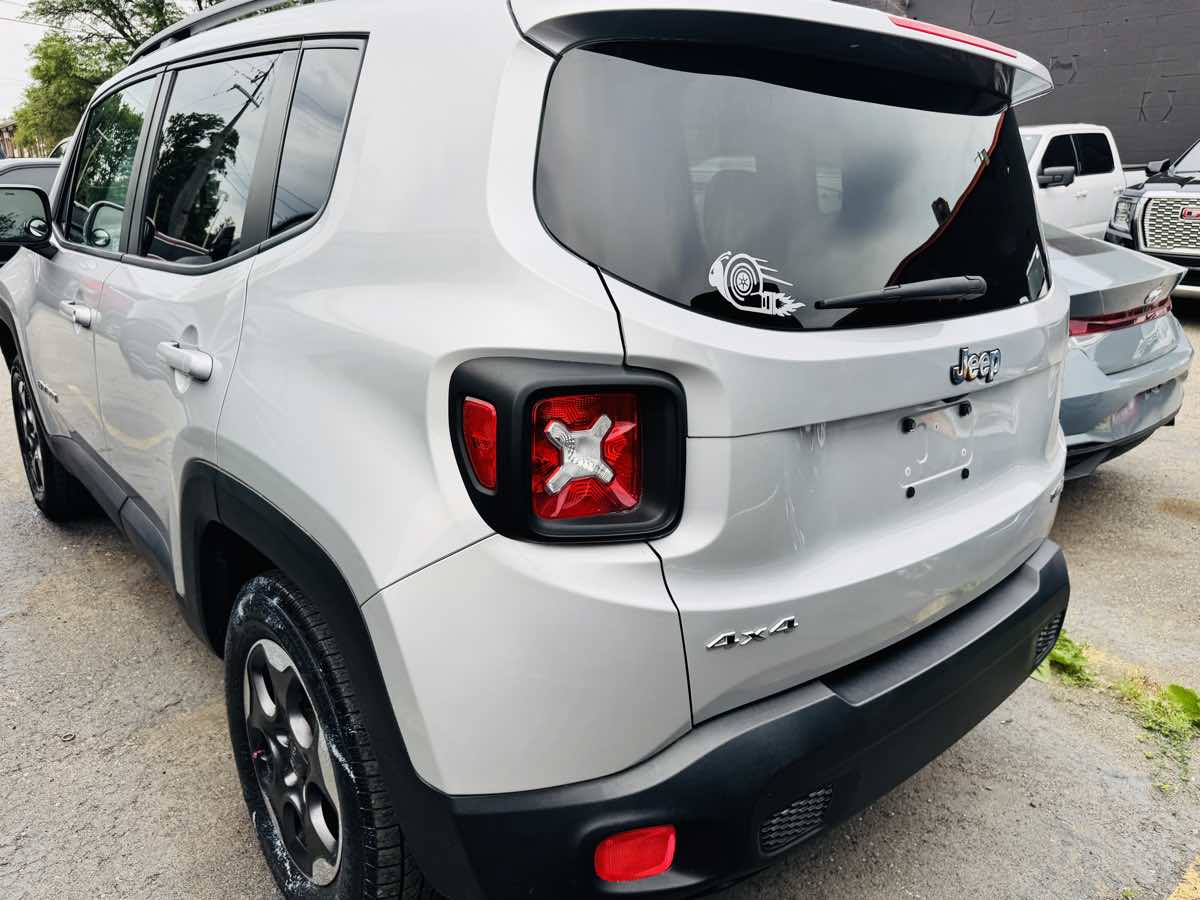 Photo 7 of this Jeep Renegade