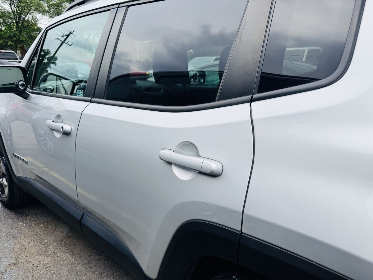 Photo 8 of this Jeep Renegade