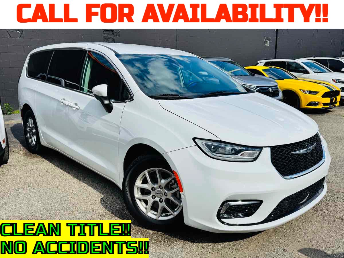 2023 Chrysler Pacifica Touring L's photo