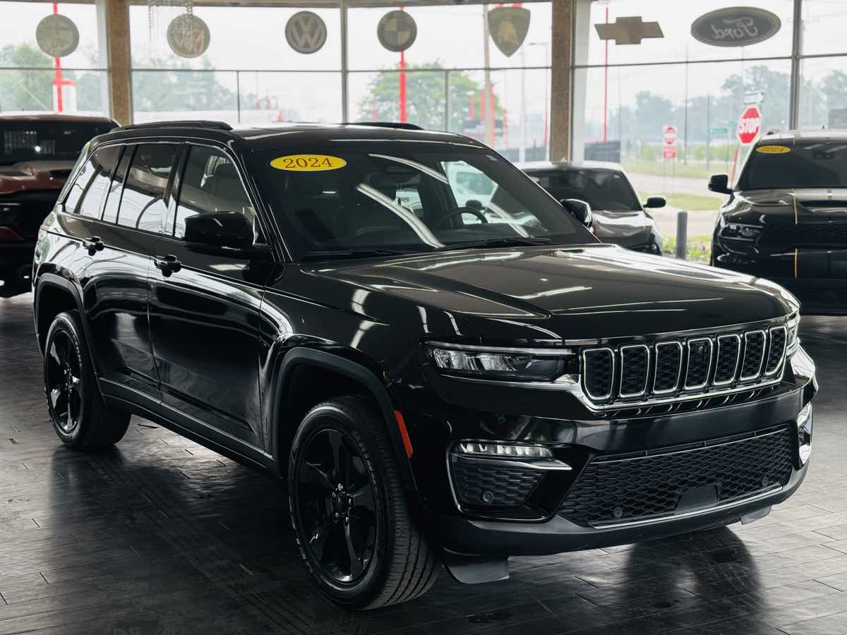 Diamond Black Crystal Pearlcoat 2024 Jeep Grand Cherokee SUV / Crossover Four-Wheel Drive Automatic