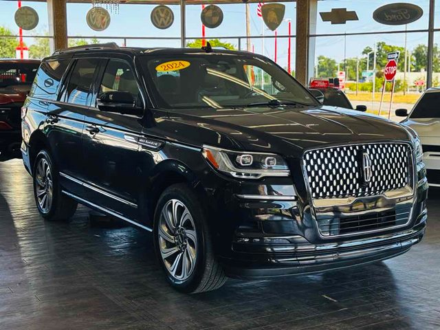 Infinite Black Metallic Clearcoat 2024 Lincoln Navigator SUV / Crossover Four-Wheel Drive Automatic