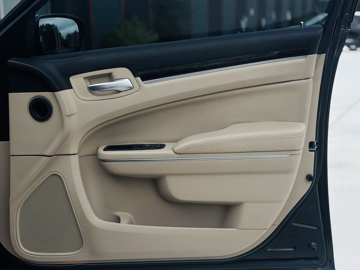 Photo 41 of this Chrysler 300