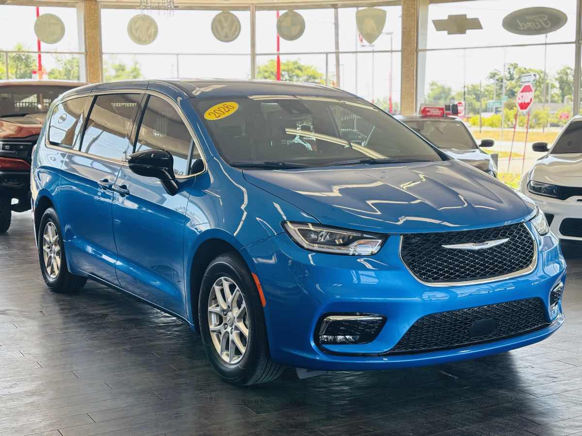 Hydro Blue Pearlcoat 2026 Chrysler Pacifica Minivan Front-Wheel Drive Automatic