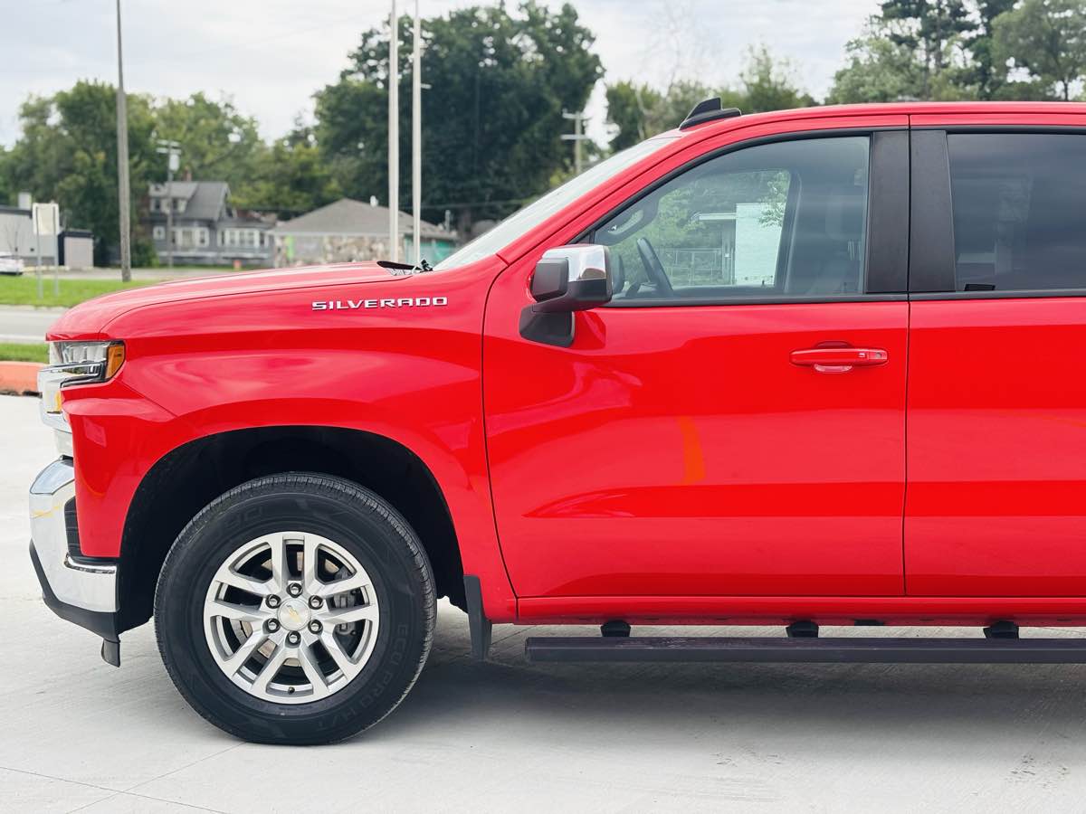 Photo 16 of this Chevrolet Silverado 1500