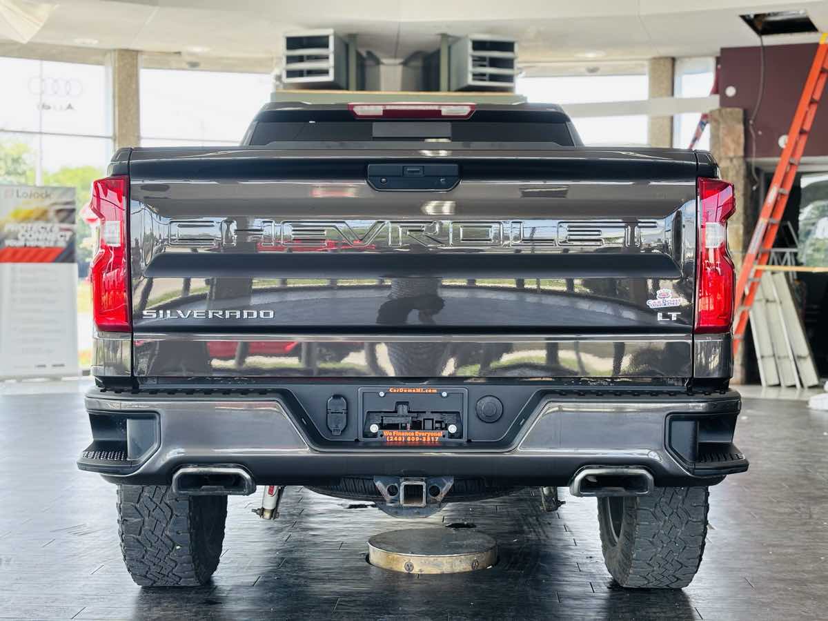 Photo 11 of this Chevrolet Silverado 1500