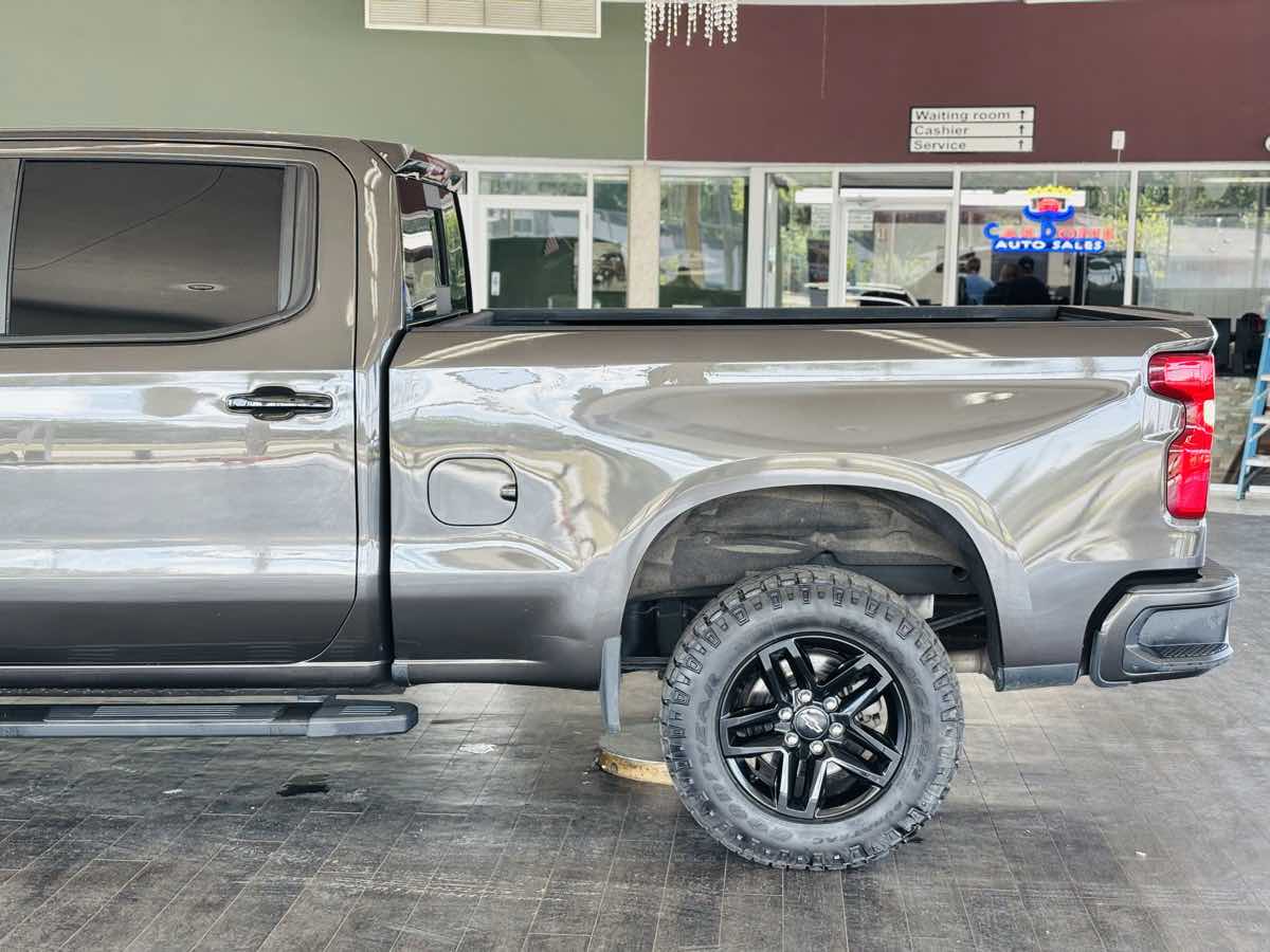 Photo 14 of this Chevrolet Silverado 1500