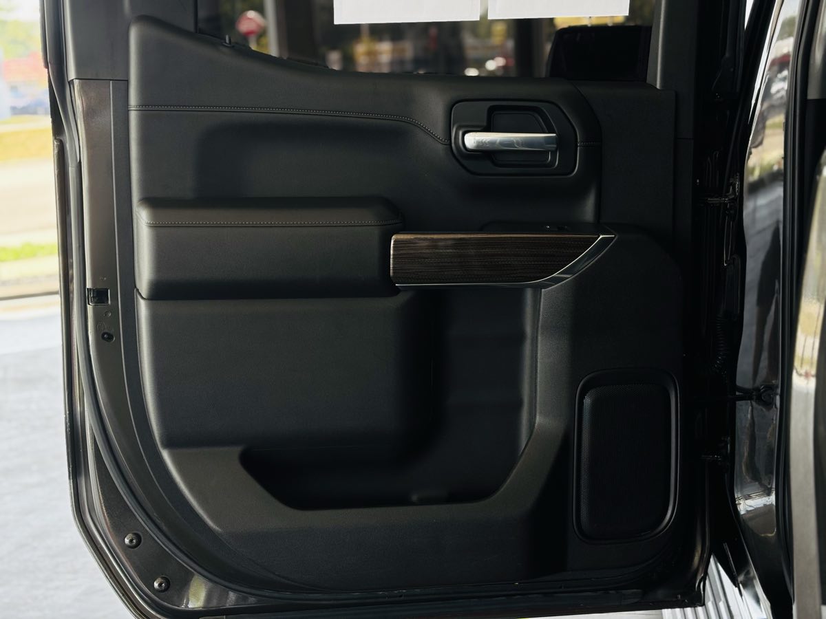 Photo 36 of this Chevrolet Silverado 1500