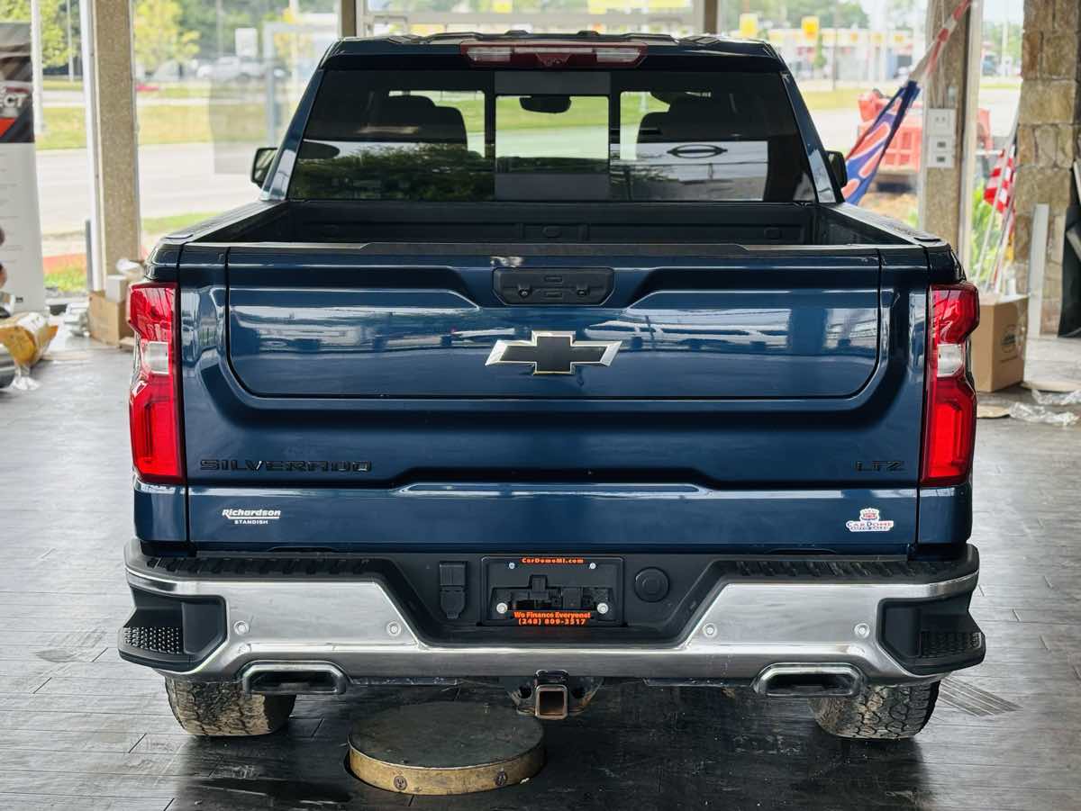 Photo 8 of this Chevrolet Silverado 1500