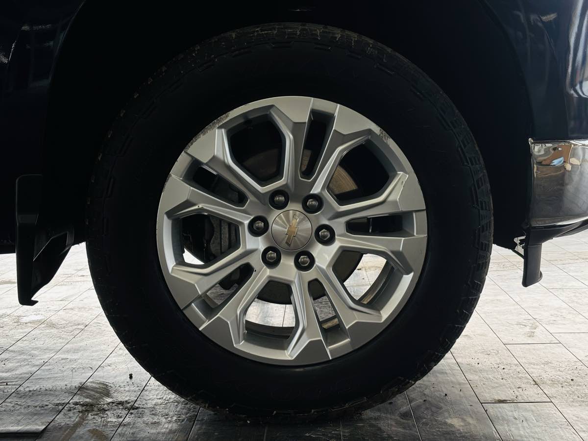 Photo 24 of this Chevrolet Silverado 1500