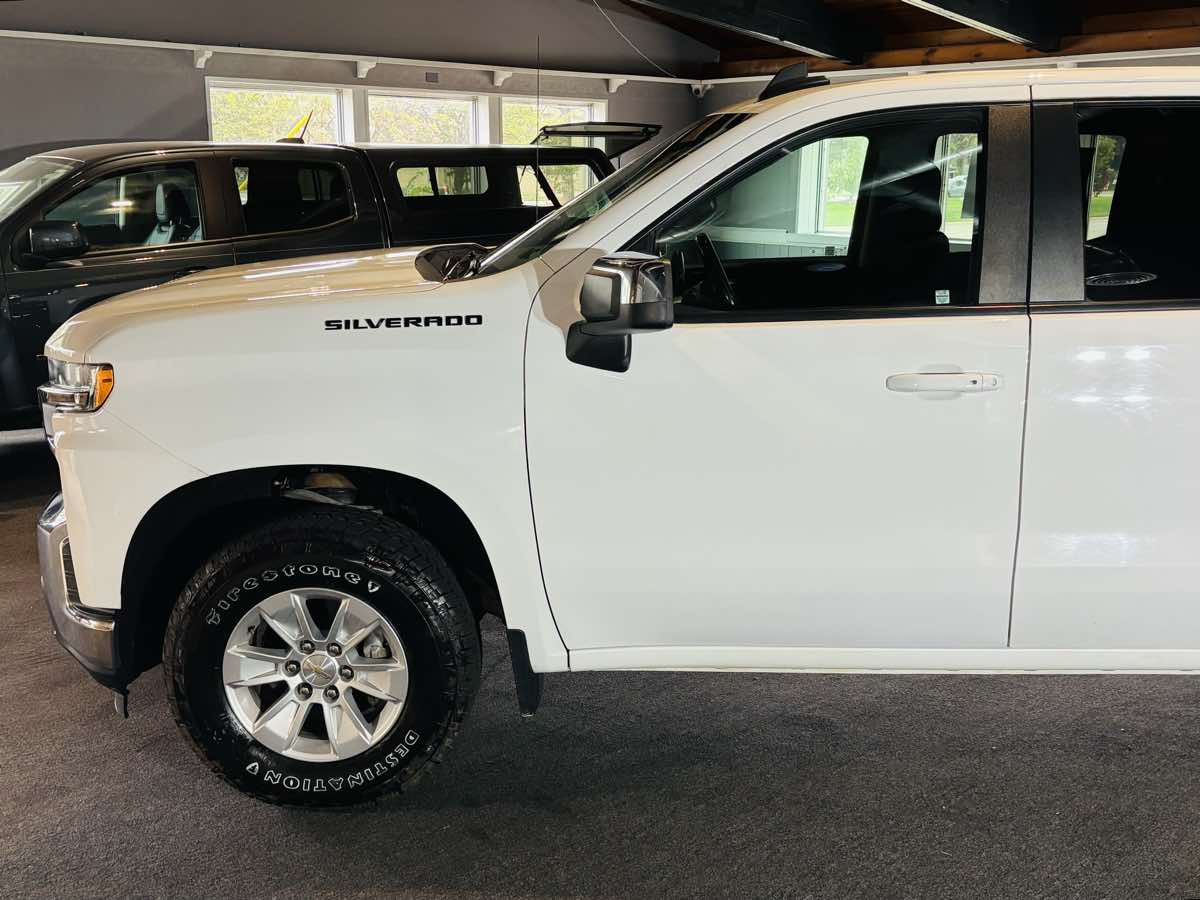 Photo 14 of this Chevrolet Silverado 1500