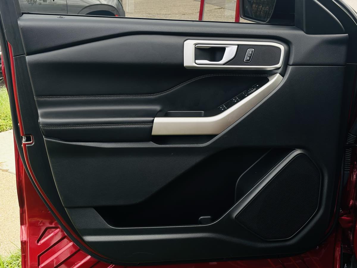 Photo 32 of this Ford Explorer