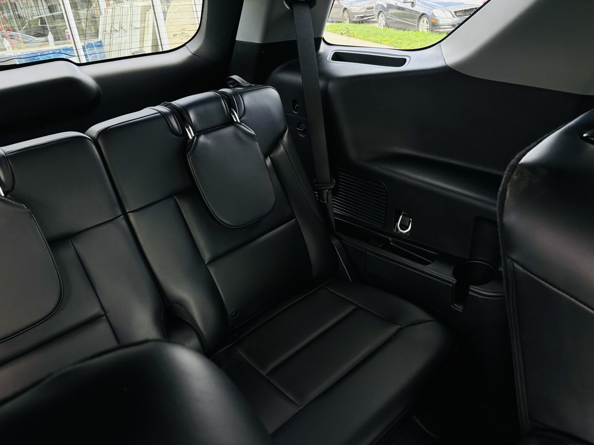Photo 40 of this Ford Explorer