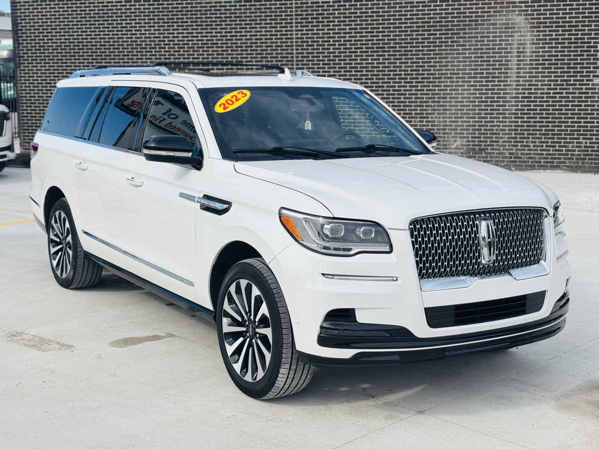 Photo 2 of this Lincoln Navigator L