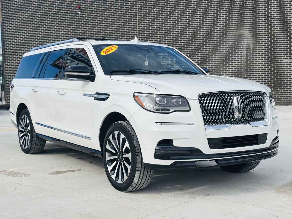 Photo 6 of this Lincoln Navigator L