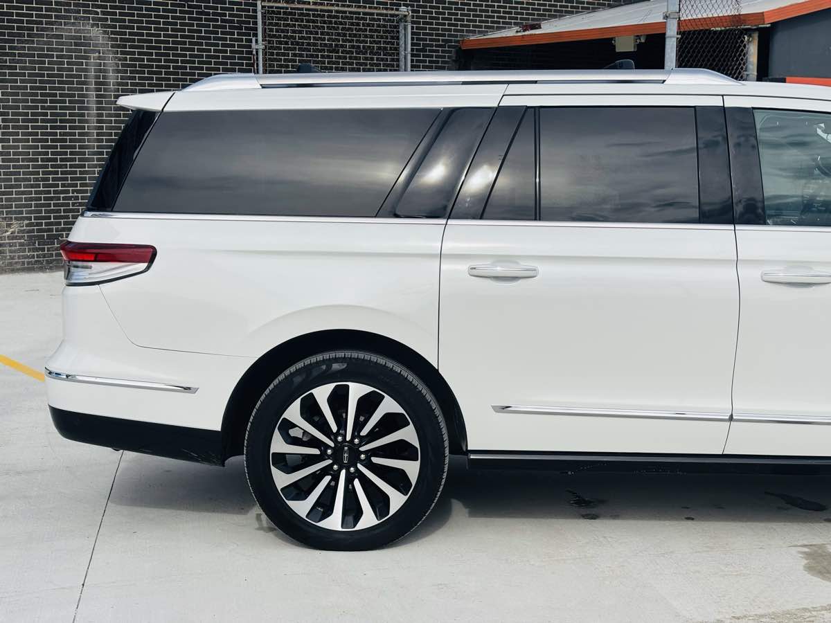 Photo 8 of this Lincoln Navigator L