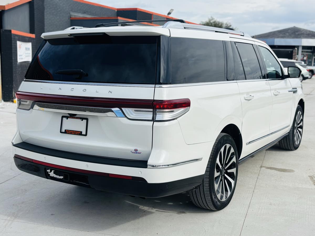 Photo 9 of this Lincoln Navigator L