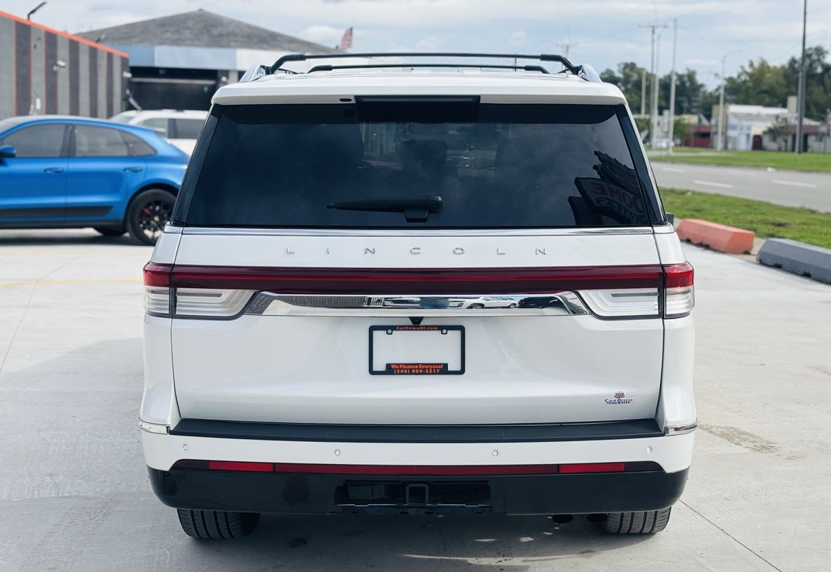 Photo 10 of this Lincoln Navigator L