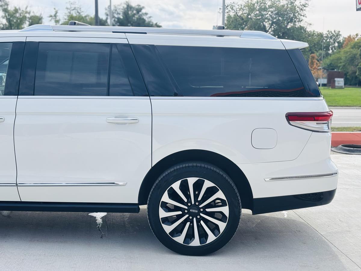 Photo 17 of this Lincoln Navigator L