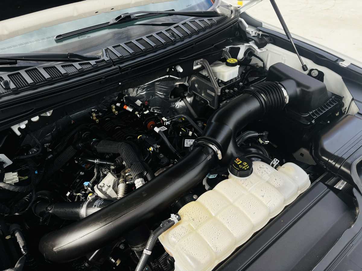 Photo 25 of this Lincoln Navigator L