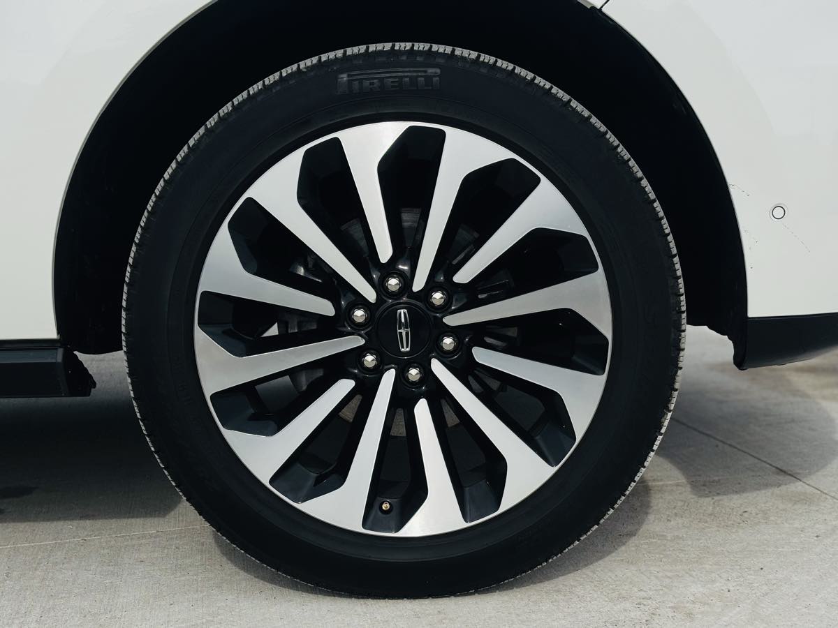 Photo 28 of this Lincoln Navigator L