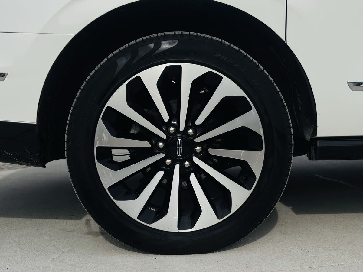 Photo 29 of this Lincoln Navigator L