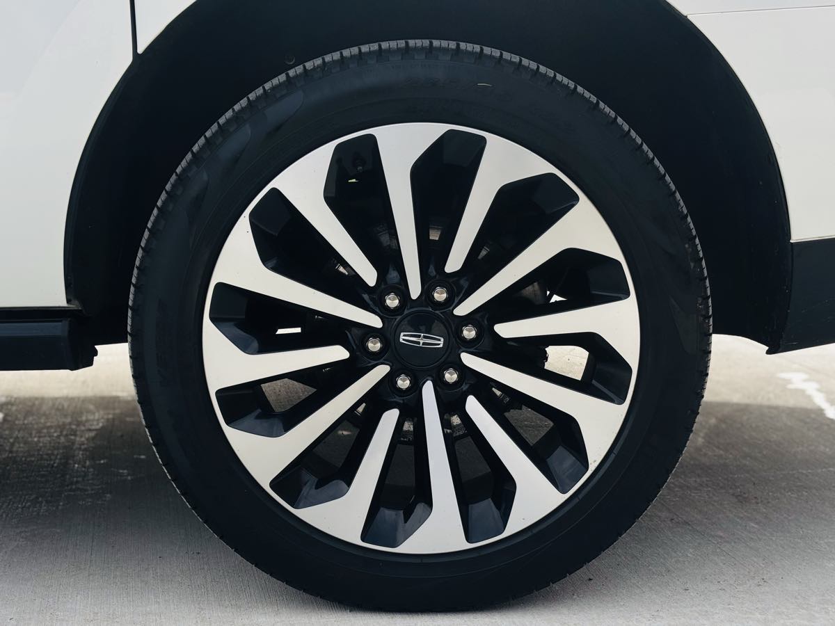 Photo 30 of this Lincoln Navigator L