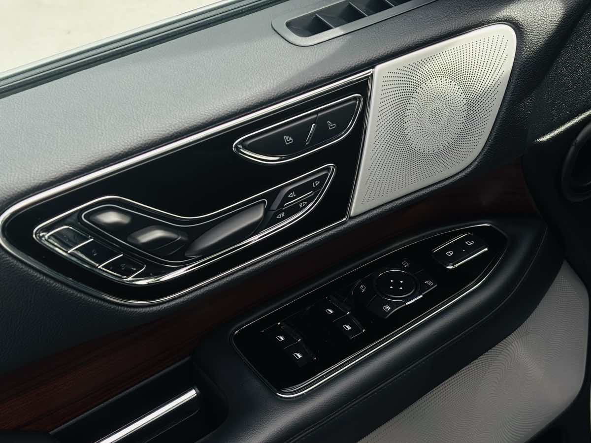 Photo 35 of this Lincoln Navigator L