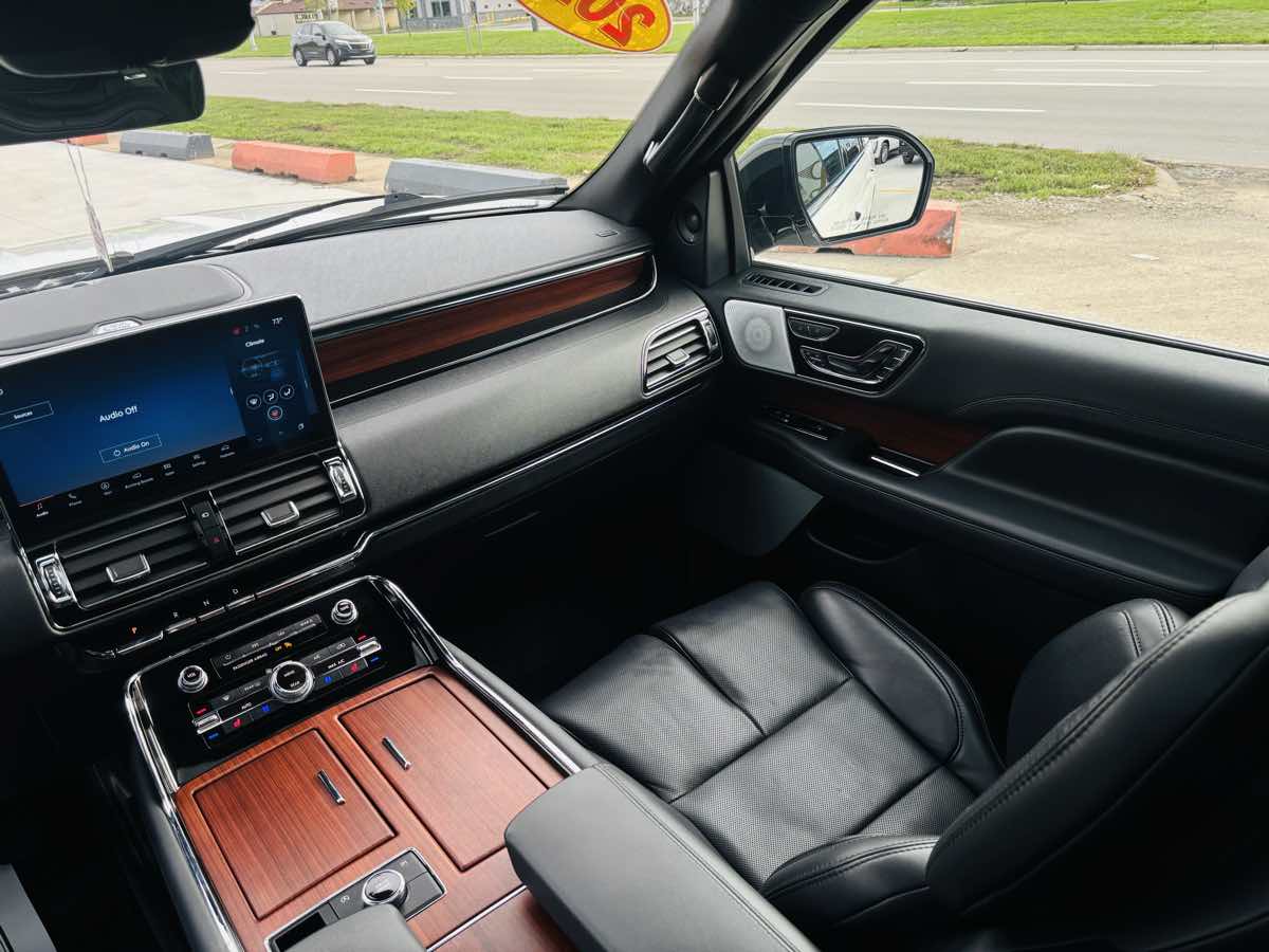 Photo 48 of this Lincoln Navigator L
