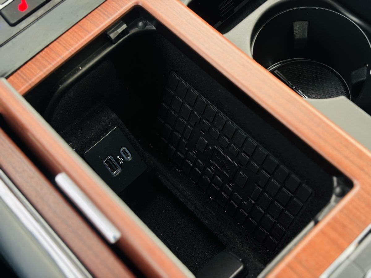 Photo 64 of this Lincoln Navigator L
