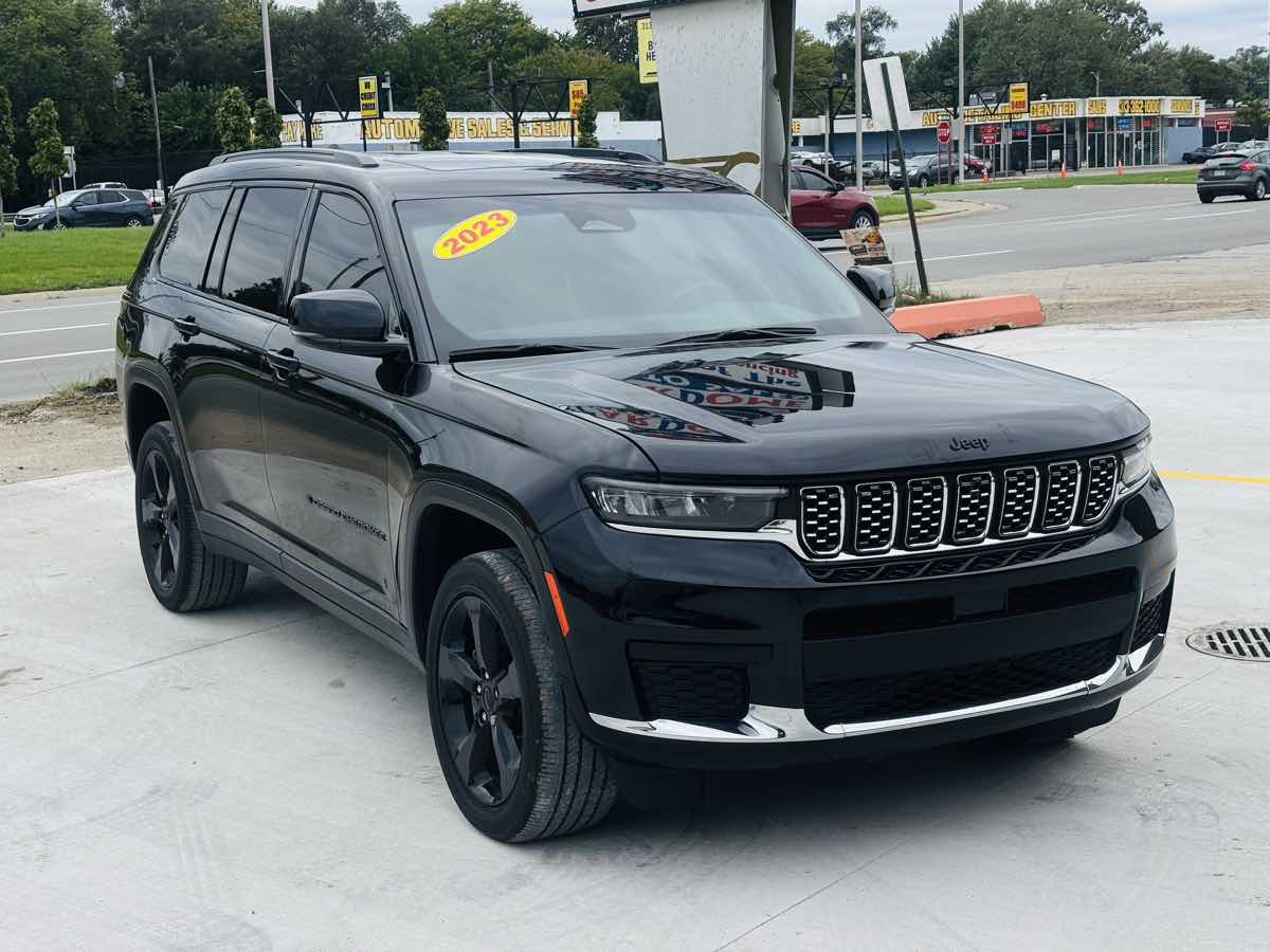 Photo 2 of this Jeep Grand Cherokee L