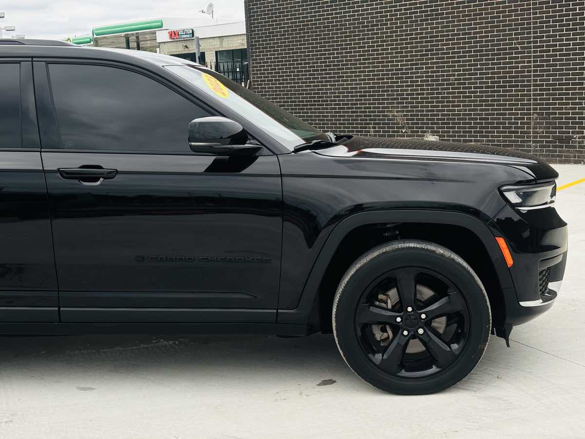 Photo 6 of this Jeep Grand Cherokee L