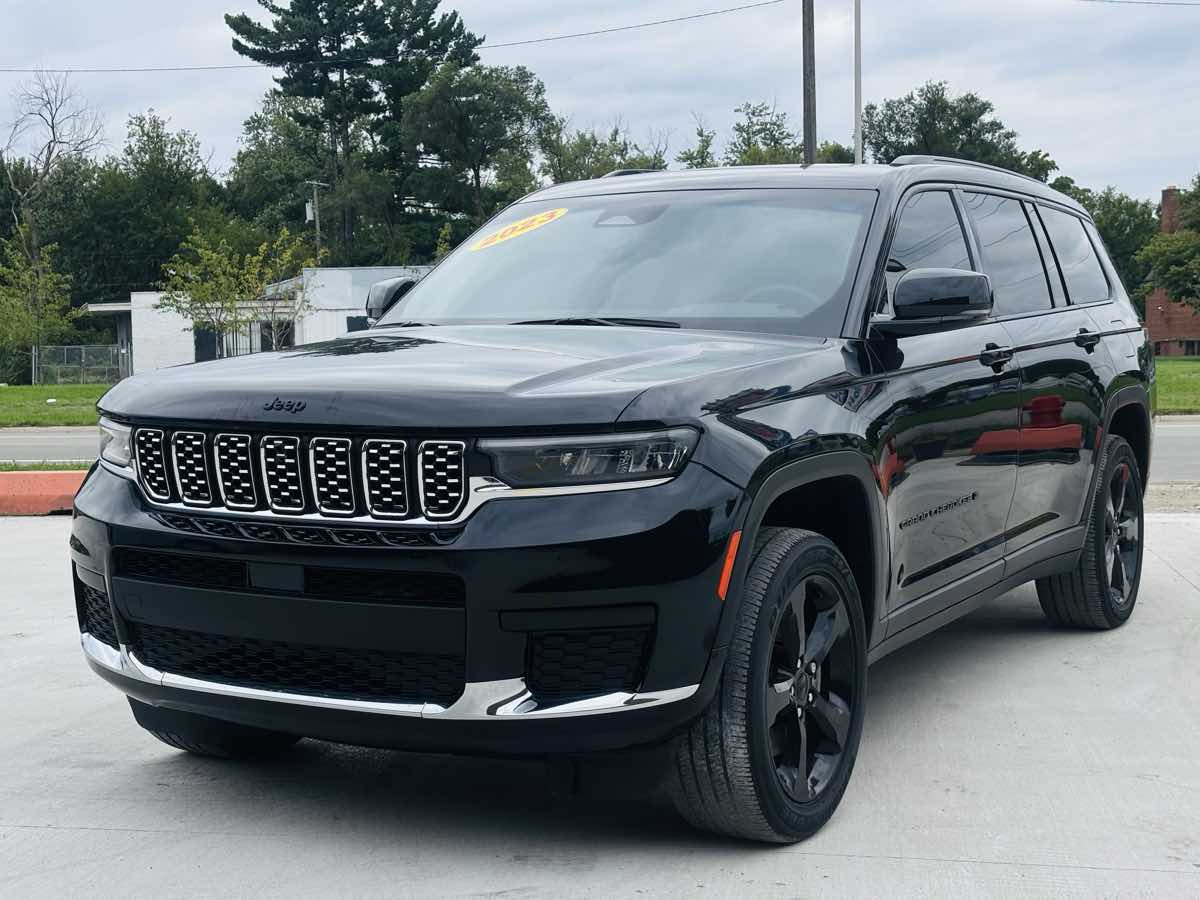 Photo 17 of this Jeep Grand Cherokee L